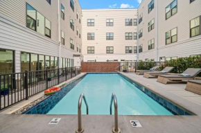 New! Luxury Apt with Pool, Roof Deck, Fitness Center, King Bed